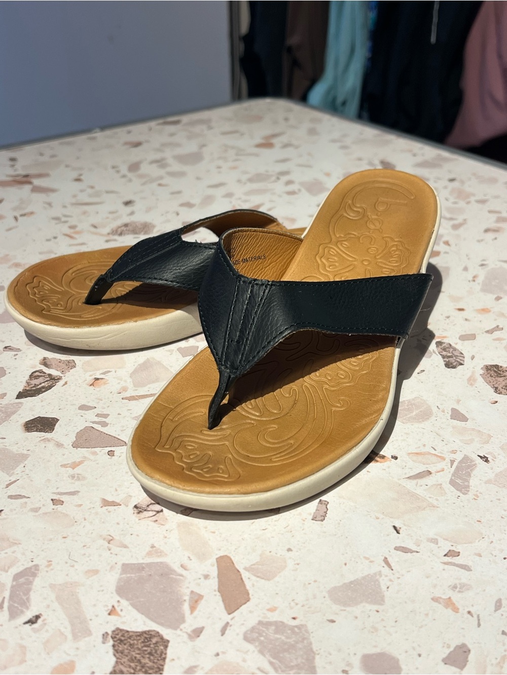 b.o.c. Black and Tan Thong Sandals size 6